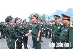 Chính ủy Quân khu thăm, động viên, tặng quà các lực lượng tham gia diễu binh, diễu hành
